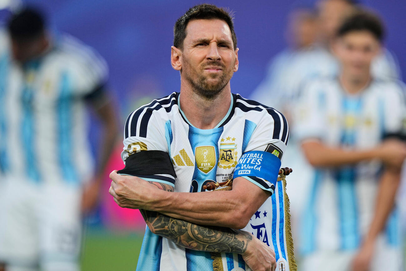 亡くなった元アルゼンチン代表のアントニオ・ラティン氏を偲び、喪章を着けるメッシ（AP）