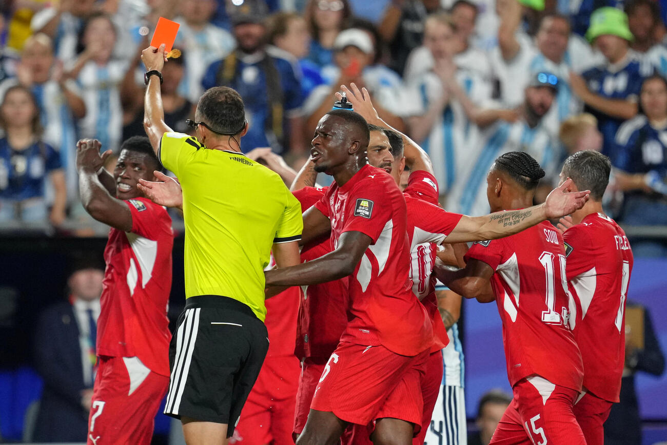 アルゼンチン戦でスイスのエンボロ（左）にレッドカードを提示する主審（AP）