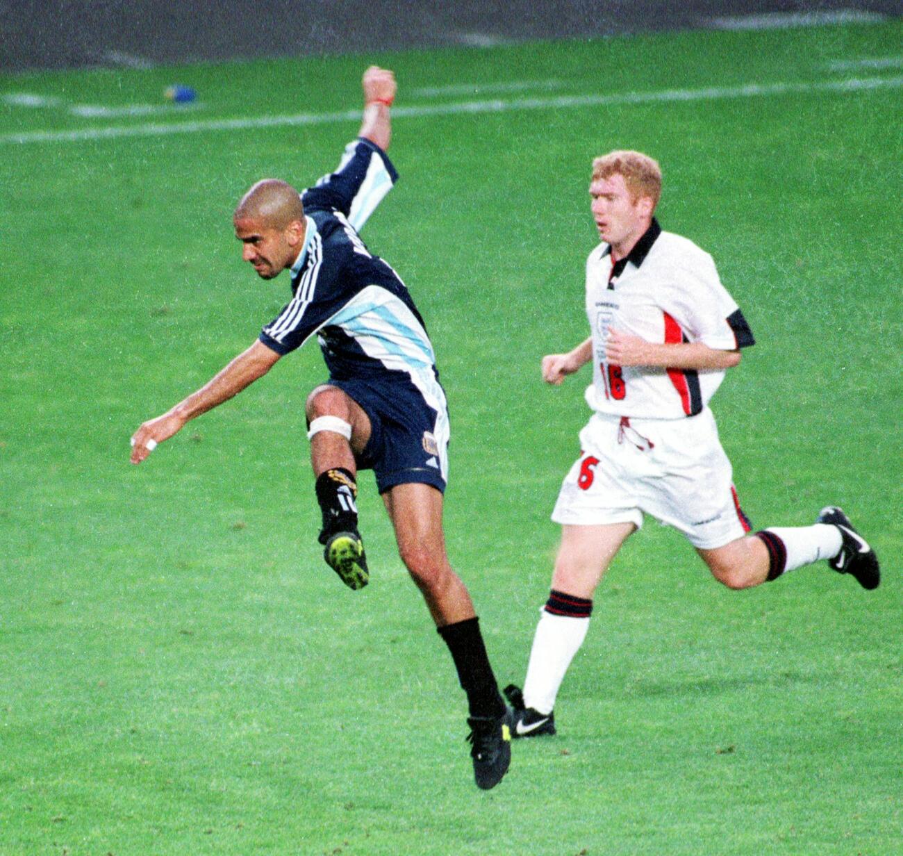 98年6月、W杯フランス大会　アルゼンチン対イングランド　ミドルシュートを放つアルゼンチンMFベロン。右はイングランドMFスコールズ