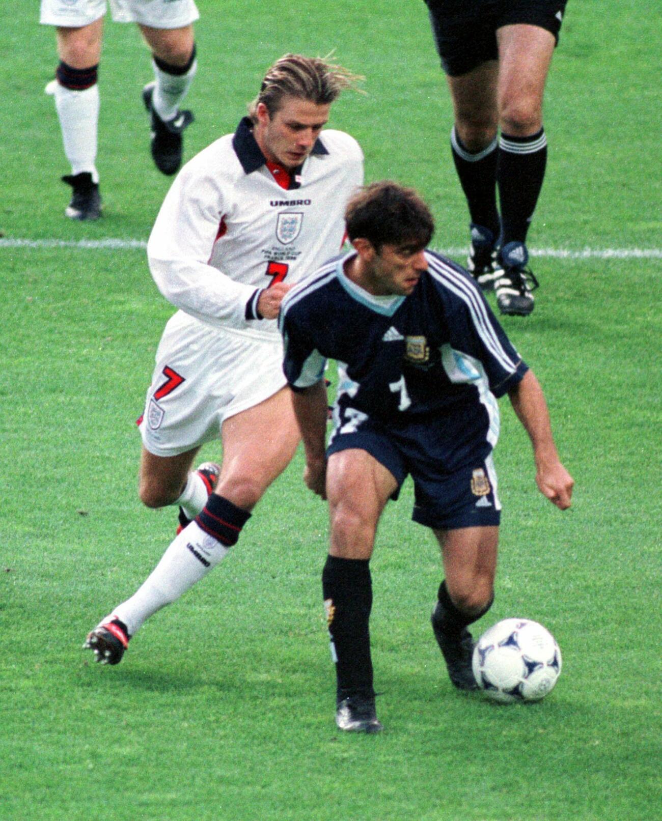 98年6月、W杯フランス大会　アルゼンチン対イングランド　アルゼンチンFWクラウディオ・ロペス（右）と競り合うイングランドMFベッカム