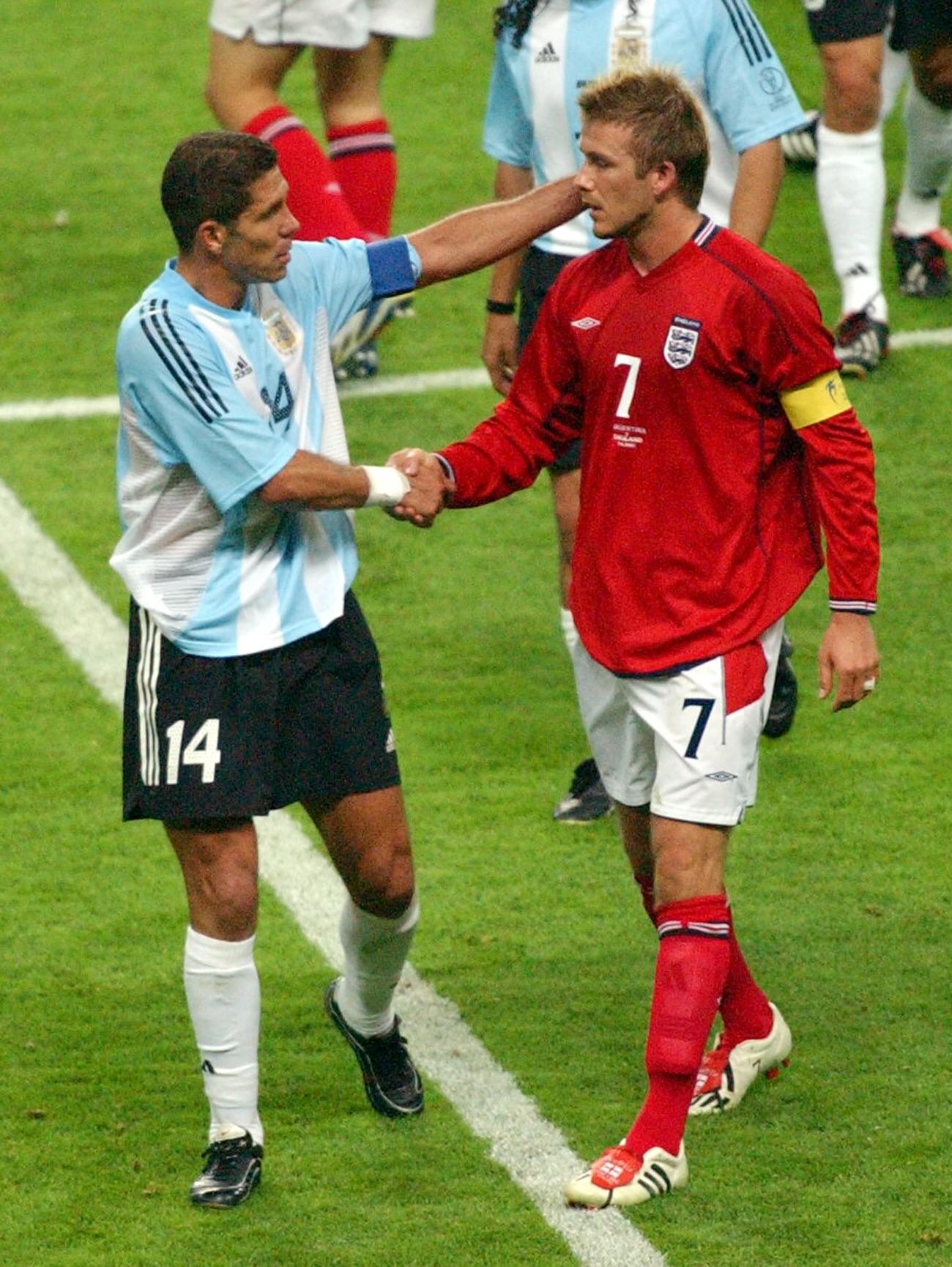 アルゼンチン対イングランド　試合後、シメオネ（左）と握手を交わすベッカム＝札幌ドーム（2002年6月撮影）
