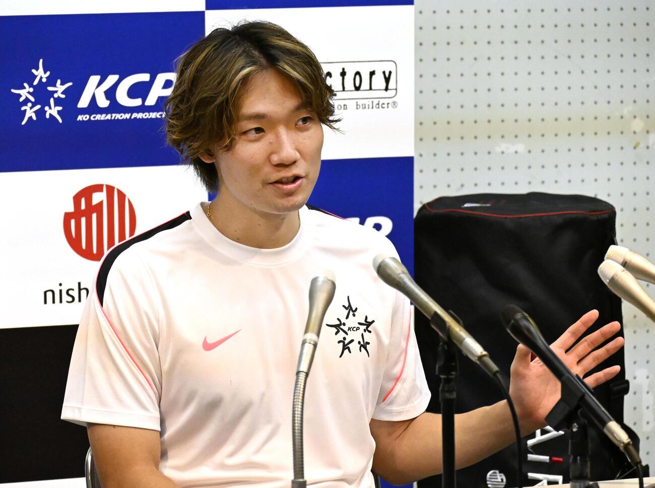 取材に応じるサッカー日本代表の板倉滉＝12日、福岡・ベスト電器スタジアム(共同)
