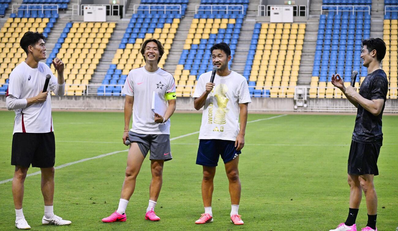 イベントで話すサッカー日本代表の（左から）冨安健洋、板倉滉、菅原由勢、谷口彰悟＝12日、福岡・ベスト電器スタジアム(共同)