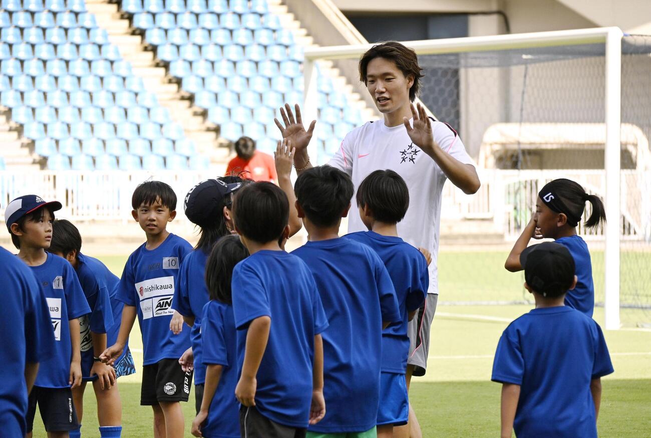 イベントで小学生と交流するサッカー日本代表の板倉滉＝12日、福岡・ベスト電器スタジアム(共同)