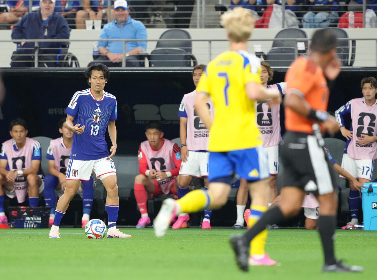 25日、日本対スウェーデン　後半、攻め上がる中村敬斗（左）（撮影・足立雅史）