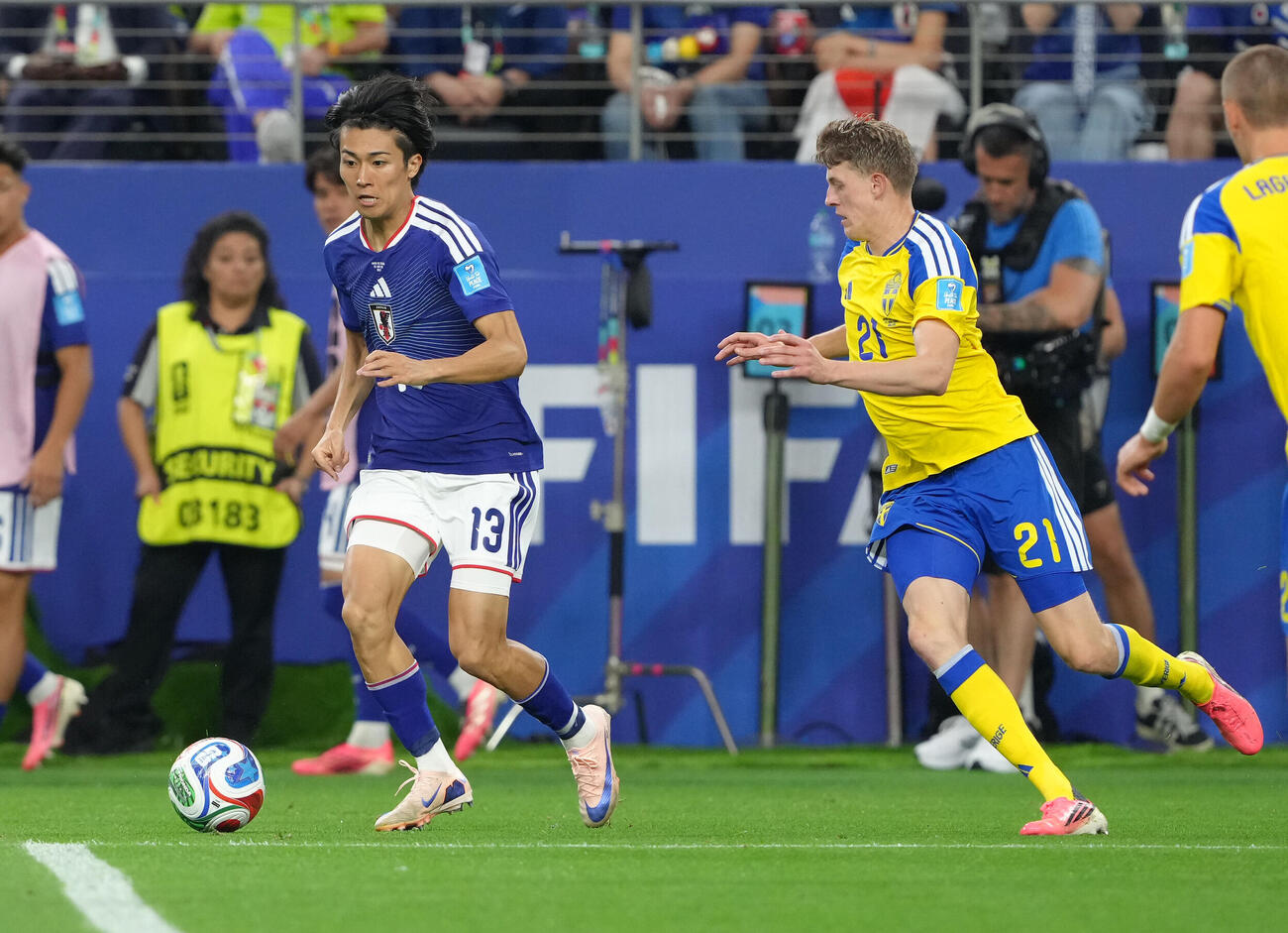 日本対スウェーデン　後半、攻め上がる中村敬斗（左）（撮影・足立雅史）（26年6月25日）