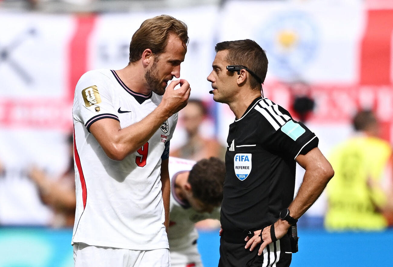 ノルウェー対イングランド戦　ノルウェーが先制ゴールを決めた後、イングランドのハリー・ケインの抗議を受けるクレマン・トゥルパン主審（ロイター）