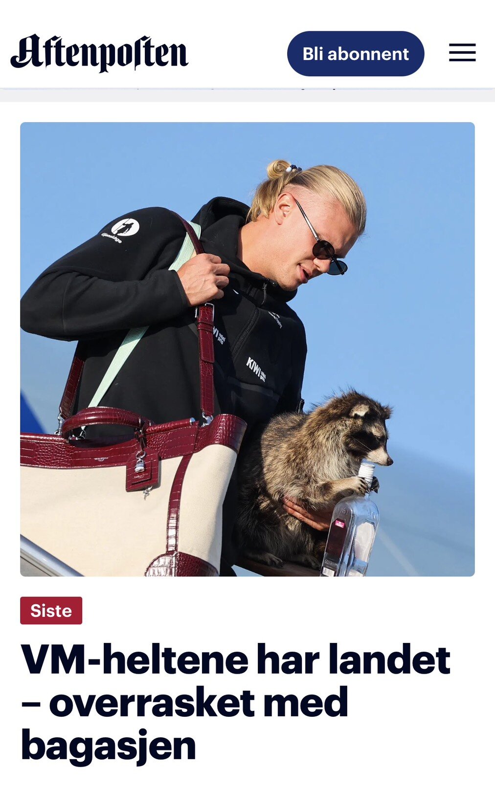 剥製のアライグマを手に飛行機を下りるノルウェー代表ハーランド。「英雄たちが帰国したが、荷物に驚愕」の見出しで紹介された（アフテンポステン紙の公式ホームページから）