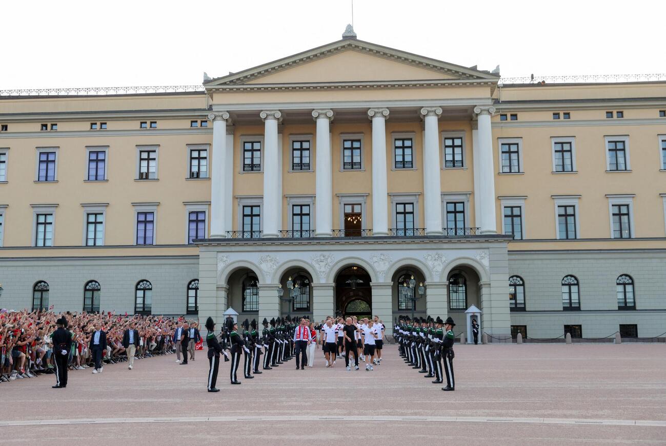 2026年7月13日、ノルウェーのオスロで観衆に出迎えられるノルウェー代表（提供写真、ロイター）