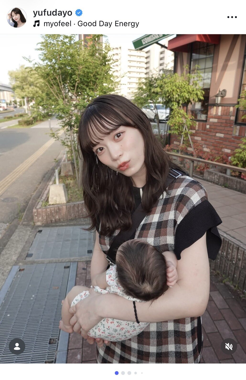 インスタグラムで4月に出産した長女を公開した由布菜月