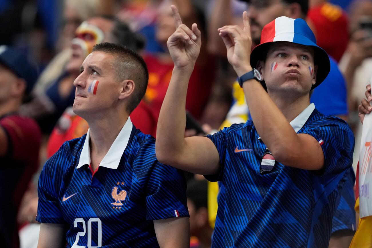 フランス対スペイン　試合前に盛り上がるフランスのサポーター（AP）