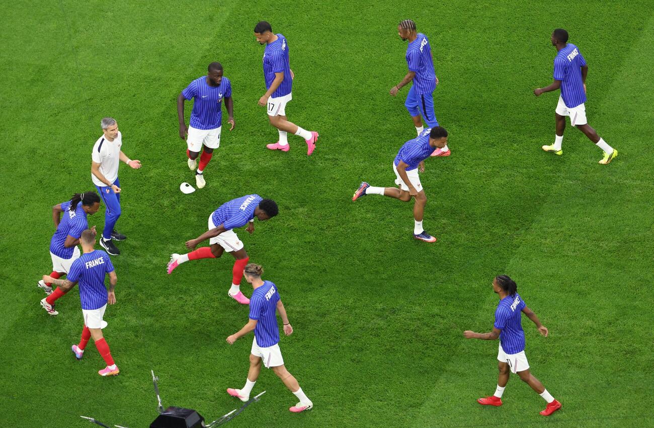 フランス－スペイン　試合前のアップをするフランスの選手たち（ロイター）