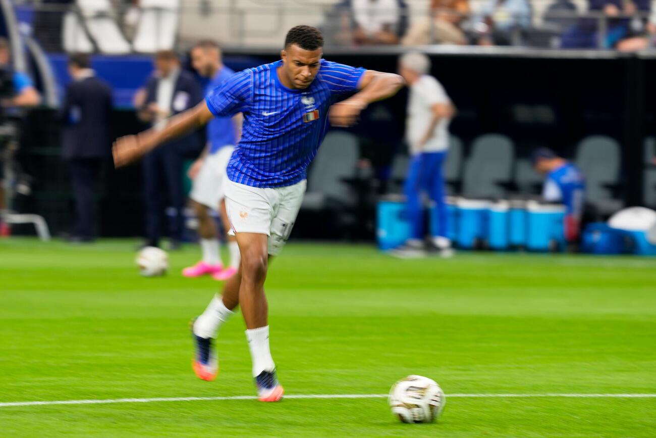 フランス対スペイン　試合前にシュート練習をを行うフランスのエムバペ（AP）
