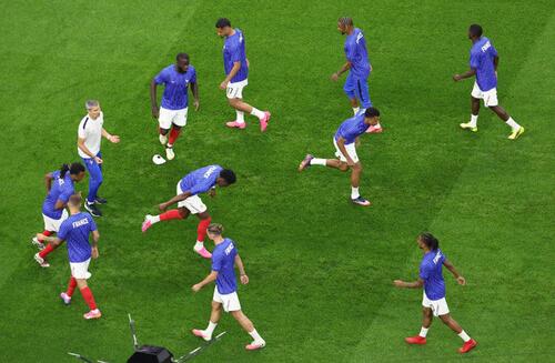 フランス－スペイン　試合前のアップをするフランスの選手たち（ロイター）