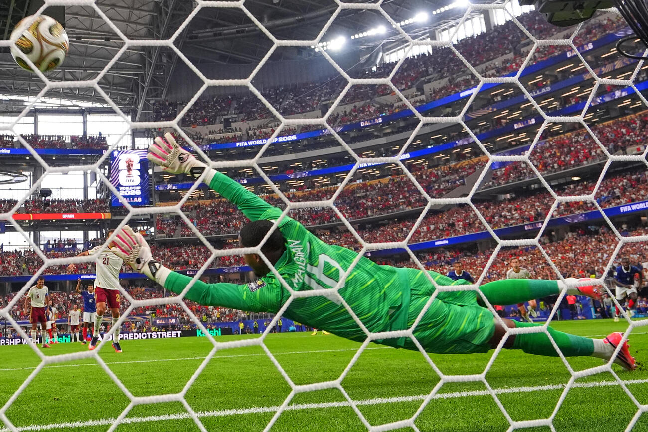 フランス対スペイン　前半、PKを決めたスペインのオヤルサバル。フランスGKメニャン届かず（ロイター）