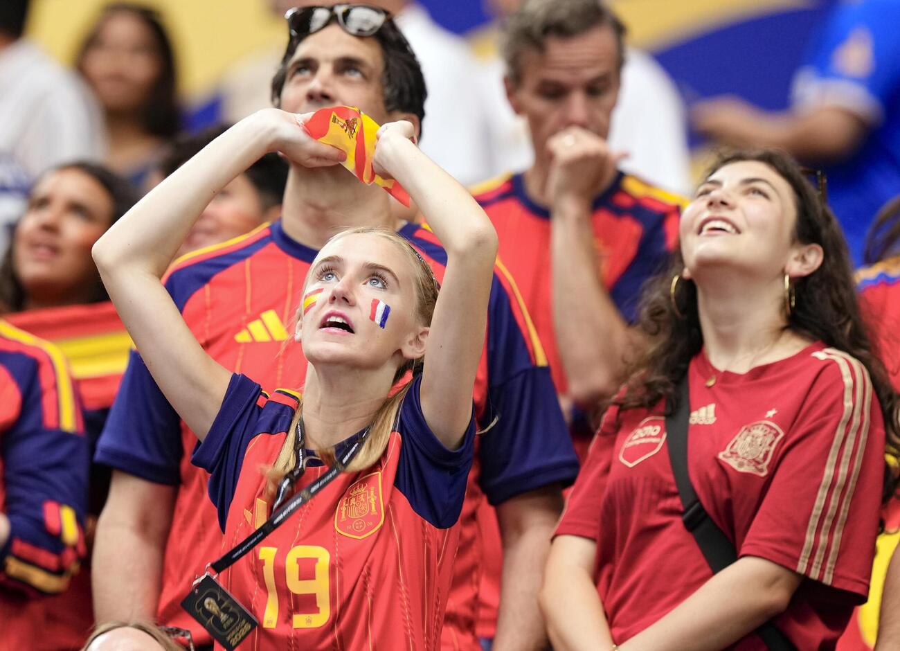 フランス戦に駆けつけたスペインサポーター（共同）