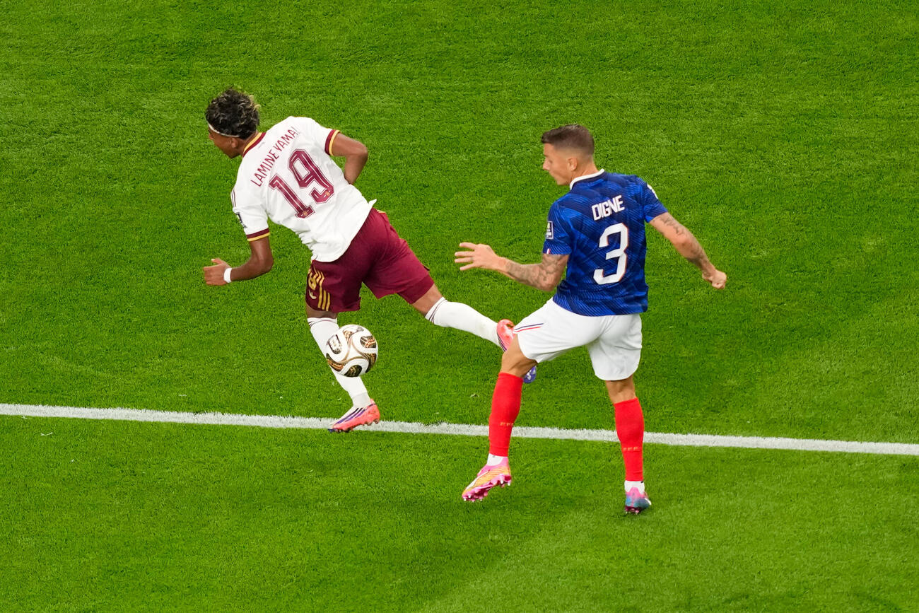 フランス対スペイン　前半、ヤマルへのファウルでPKを献上したフランスのディニュ（AP）