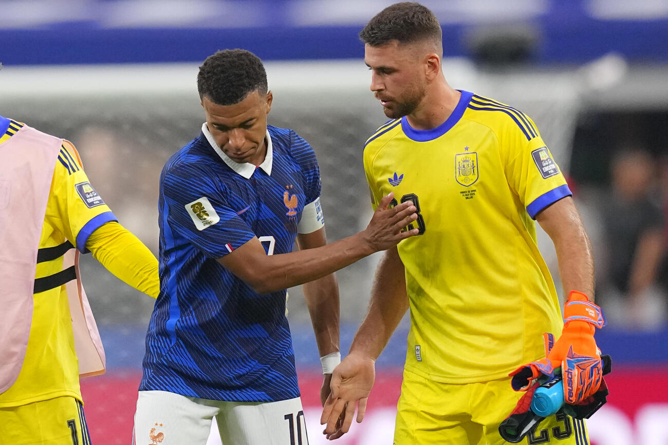 でフランス対スペイン　試合後、フランスFWキリアン・エムバペ（左）に挨拶するスペインGKウナイ・シモン（AP）