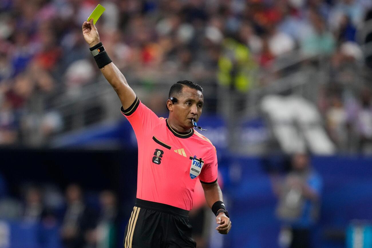 フランス対スペイン　試合中、フランスFWキリアン・エムバペにイエローカードを提示したイバン・バートン主審（AP）