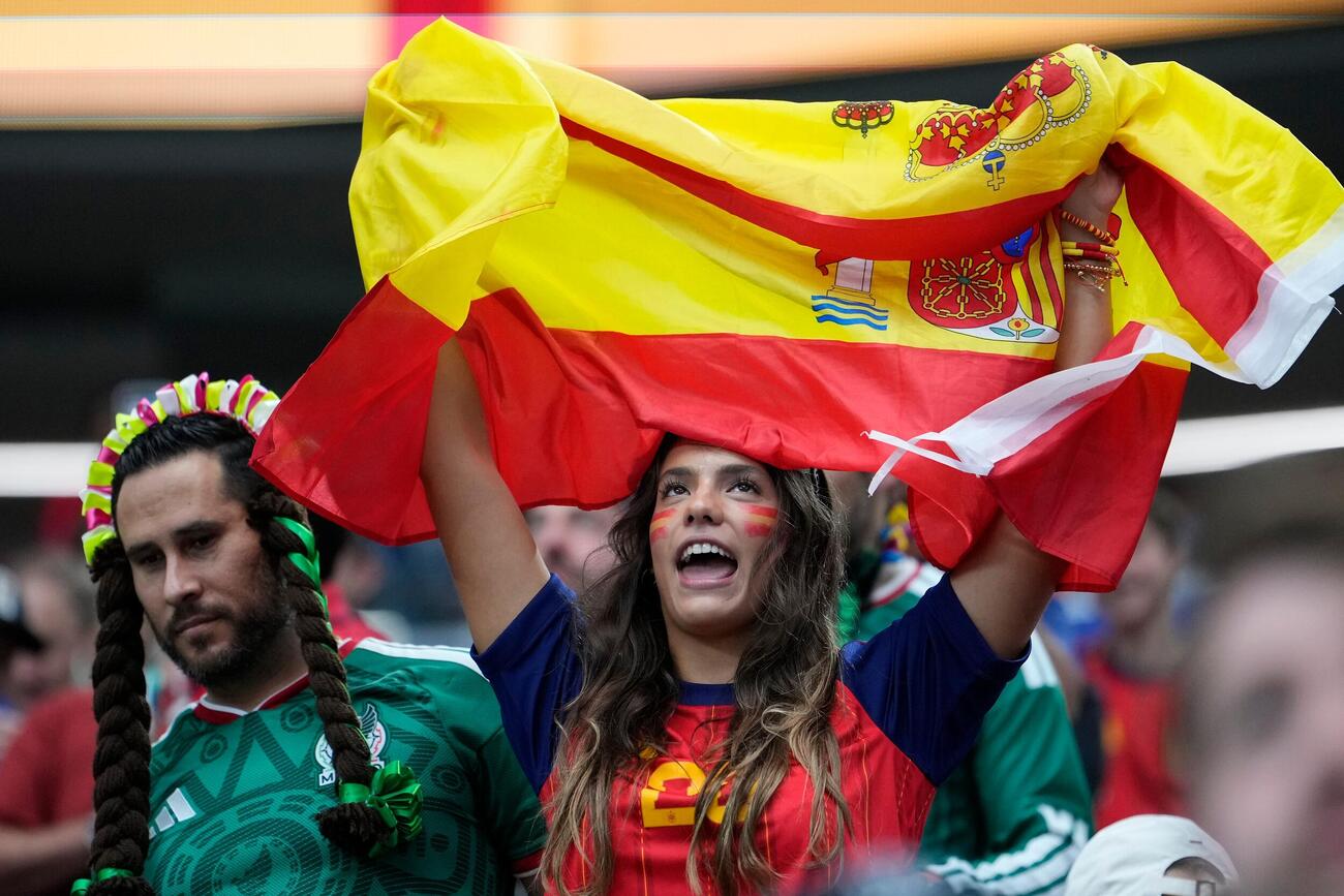 フランス対スペイン　試合前に盛り上がるスペインのサポーター（AP）