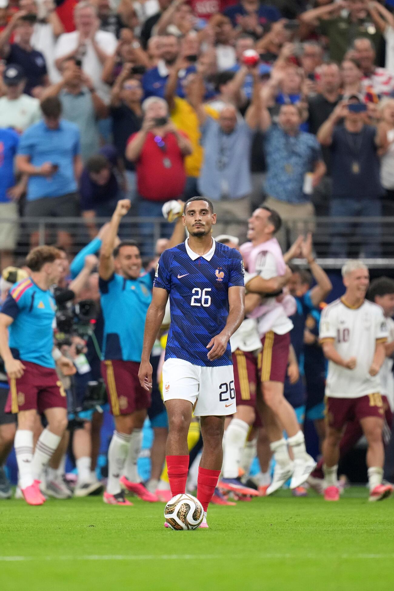スペインに敗れピッチを去るフランス・ラクロワ（AP）