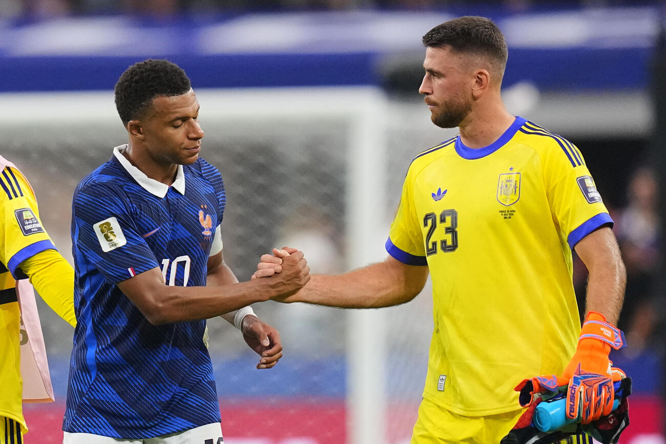 フランス対スペイン　試合後、握手するフランス・エムバペ（左）とスペインGKウナイ・シモン（AP）