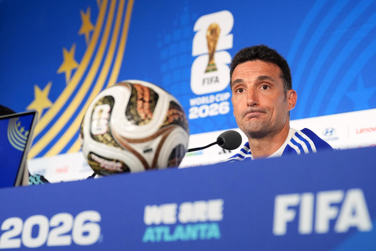 試合前日会見を行うアルゼンチン・スカローニ監督（AP）