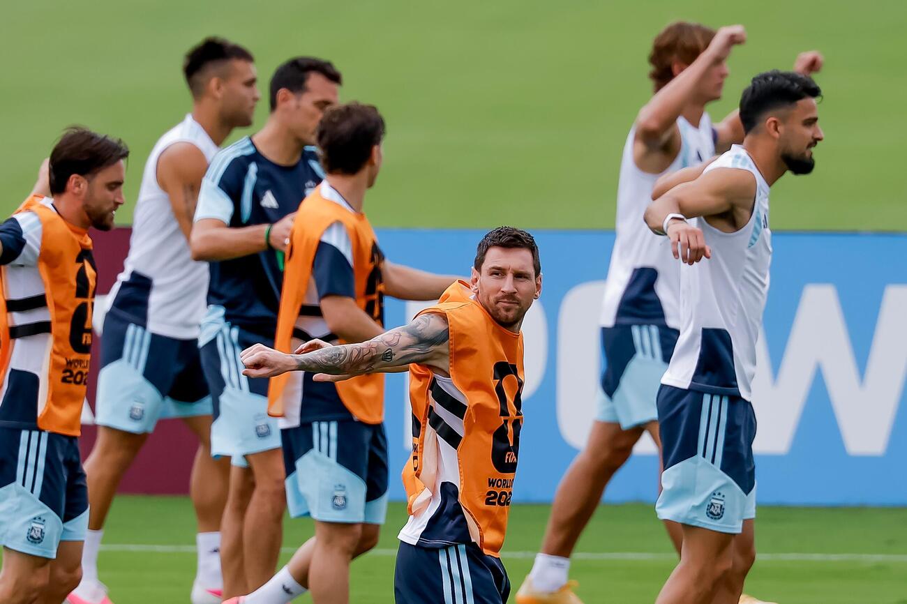 イングランド戦の前日、トレーニングを行うアルゼンチンのリオネル・メッシ（中央）とチームメート（AP）