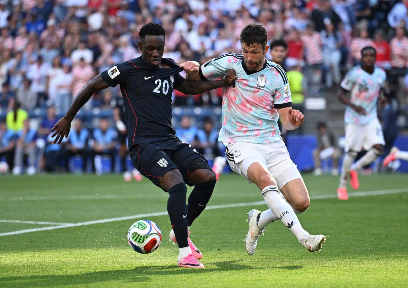 W杯決勝トーナメント2回戦　ベルギー選手と競り合う米国FWバログン（左）（ロイター）