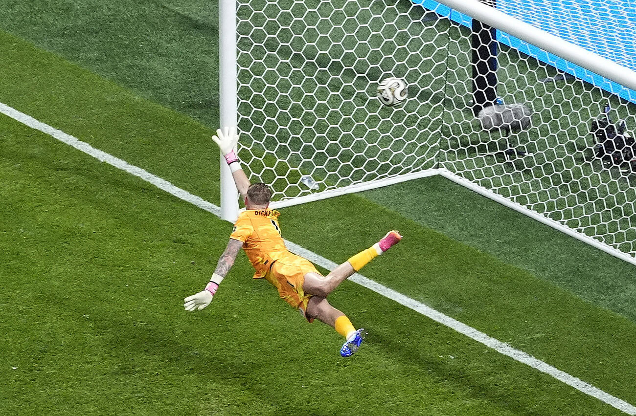 イングランド対アルゼンチン　後半、同点ゴールを決められたイングランドのGKビッグフォード（ロイター）