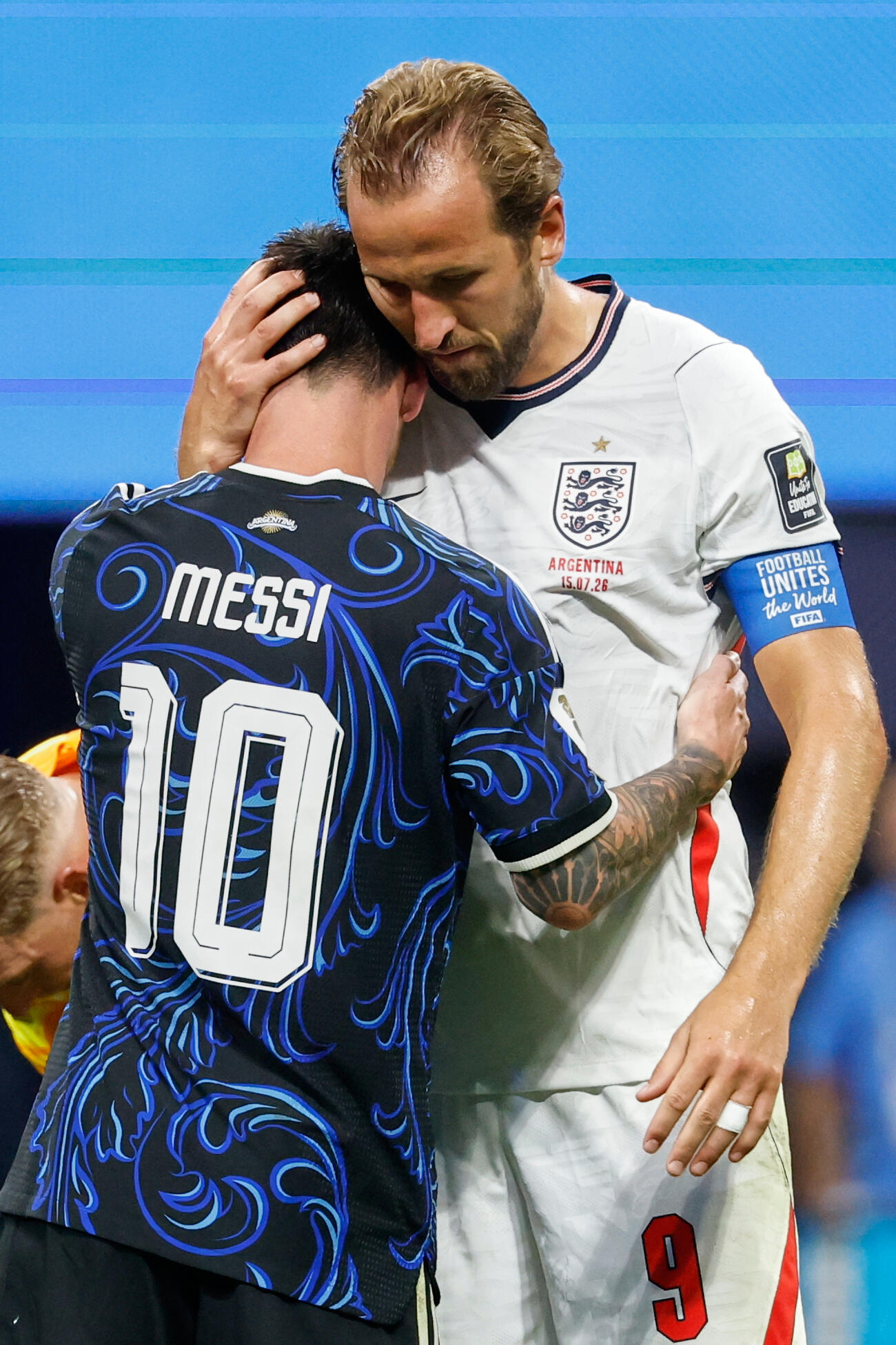 試合後、抱き合うメッシ（左）とイングランドのケイン（AP）