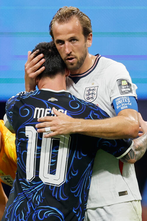 試合後、抱き合うメッシ（左）とイングランドのケイン（AP）