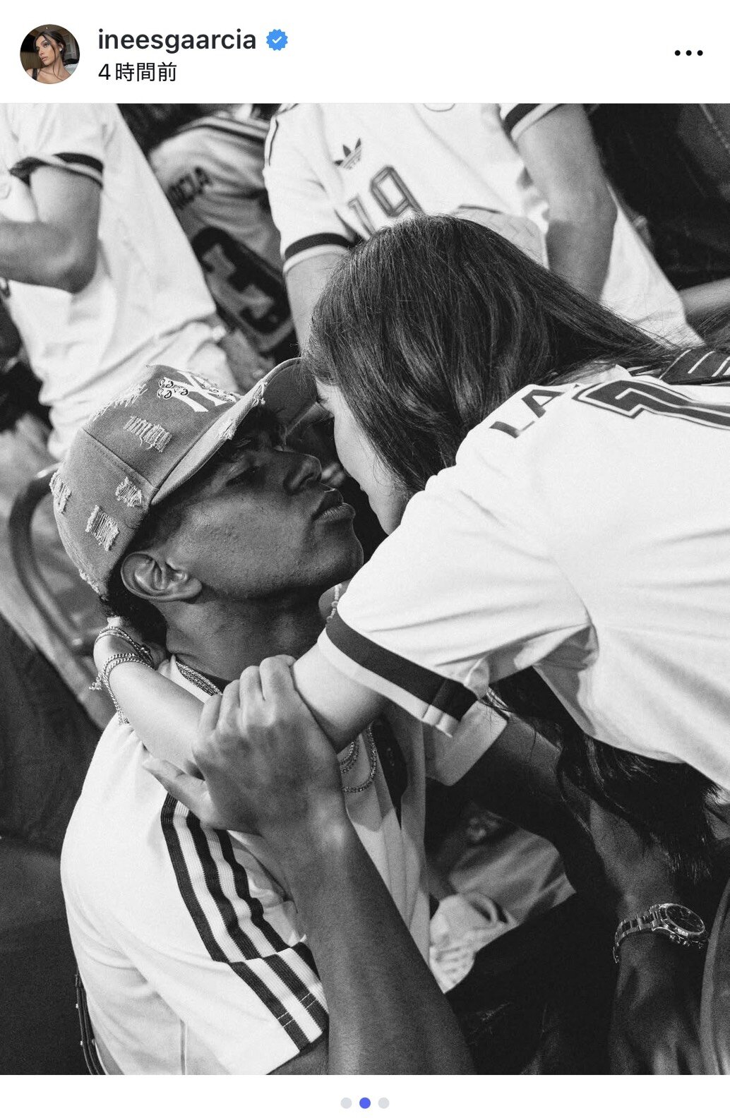 ヤマル（左）とキスをしそうな距離で顔を見合わせる交際中のイネス・ガルシアさん
