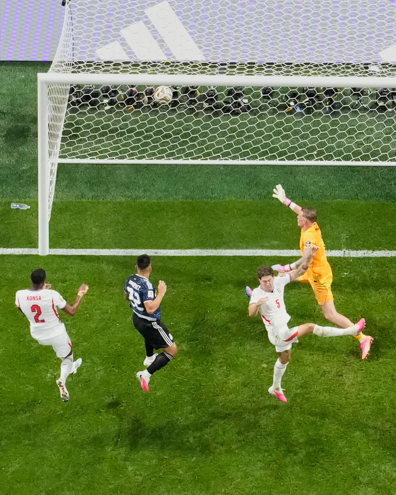 決勝点をヘッドで決めるアルゼンチンのラウタロ・マルティネス（AP）