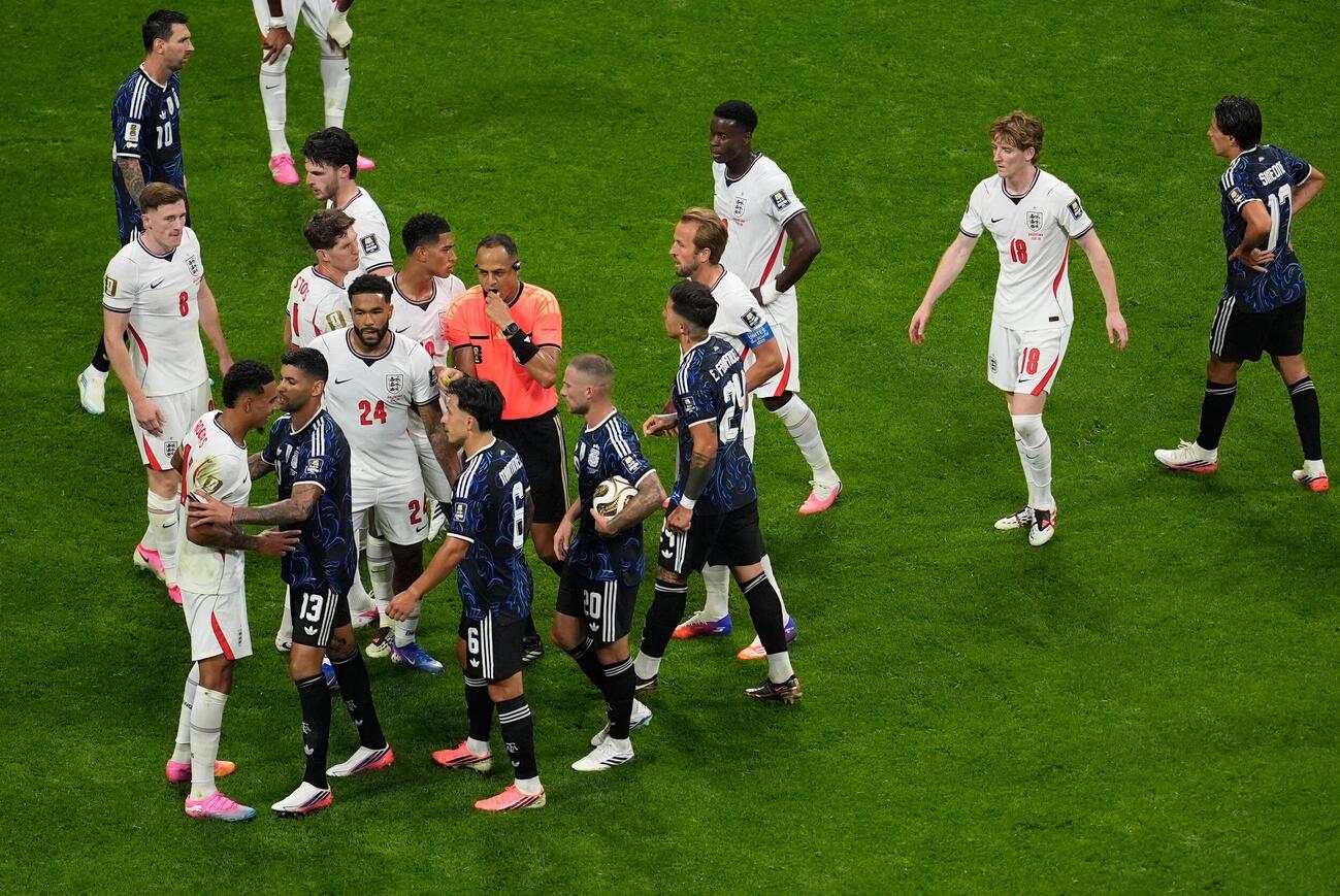 イングランド対アルゼンチン　前半、小競り合いをする両チームの選手たち（AP）