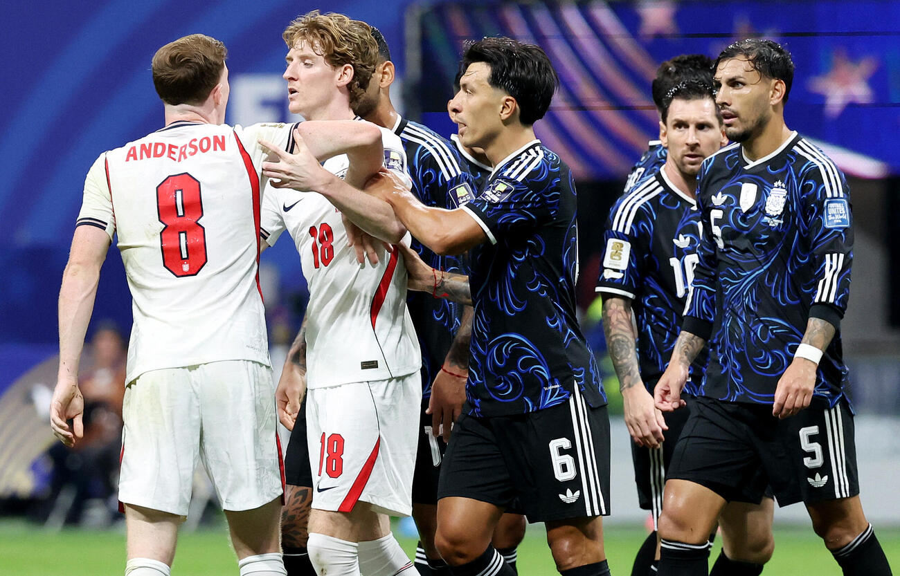 Soccer Football－FIFA World Cup 2026－Semi Final－England v Argentina－Atlanta Stadium, Atlanta, Georgia, U.S.－July 15, 2026 England's Elliot Anderson and Anthony Gordon clash with Argentina's Lisandro Martinez, Cristian Romero, Lionel Messi, and Leandro Paredes IMAGN IMAGES via Reuters／Brett Davis