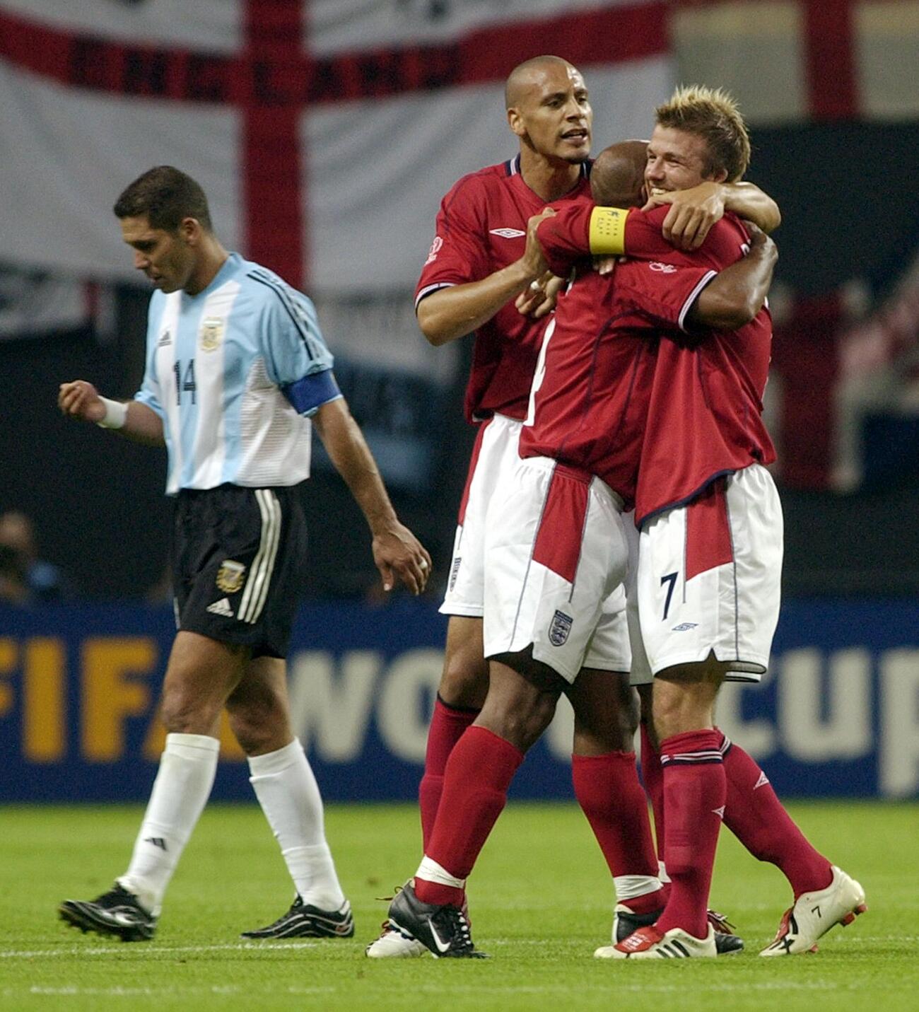 02年6月W杯　アルゼンチン対イングランド　試合に勝利し抱き合う左から2人目からイングランドDFリオ・ファーディナンド、MFトレバー・シンクレア、MFデビッド・ベッカム。左はガックリするアルゼンチンMFディエゴ・シメオネ