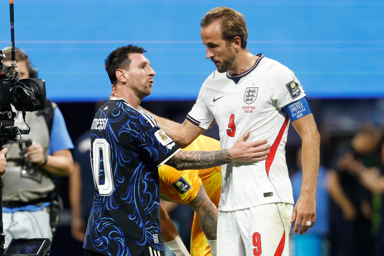 試合後、健闘をたたえ合うメッシ（左）とケイン（AP）