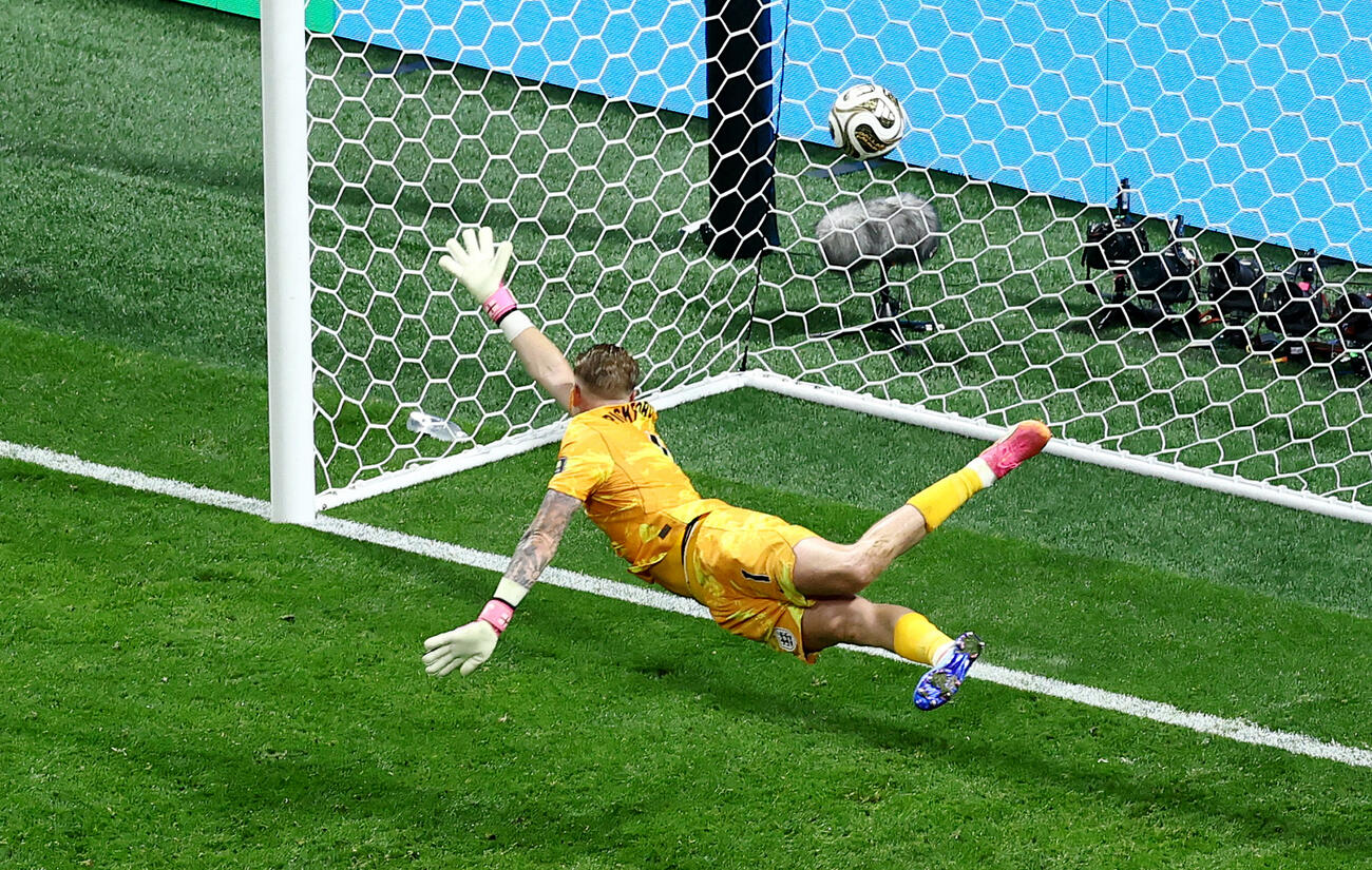 同点ゴールを決めるエンゾ・フェルナンデス。GKピックフォード（ロイター）