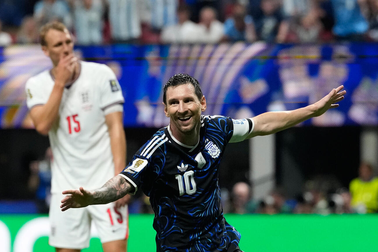 イングランド戦で同点ゴールを決めて喜ぶアルゼンチンのエンソ・フェルナンデス（AP）