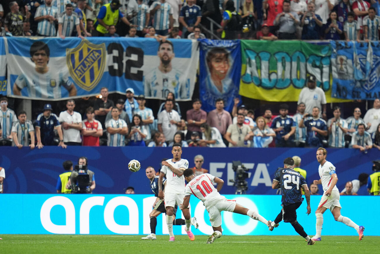 イングランド戦で同点ゴールを決めるアルゼンチンのエンソ・フェルナンデス（AP）