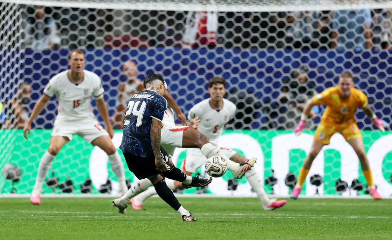 イングランド戦で同点ゴールを決めるアルゼンチンのエンソ・フェルナンデス（AP）