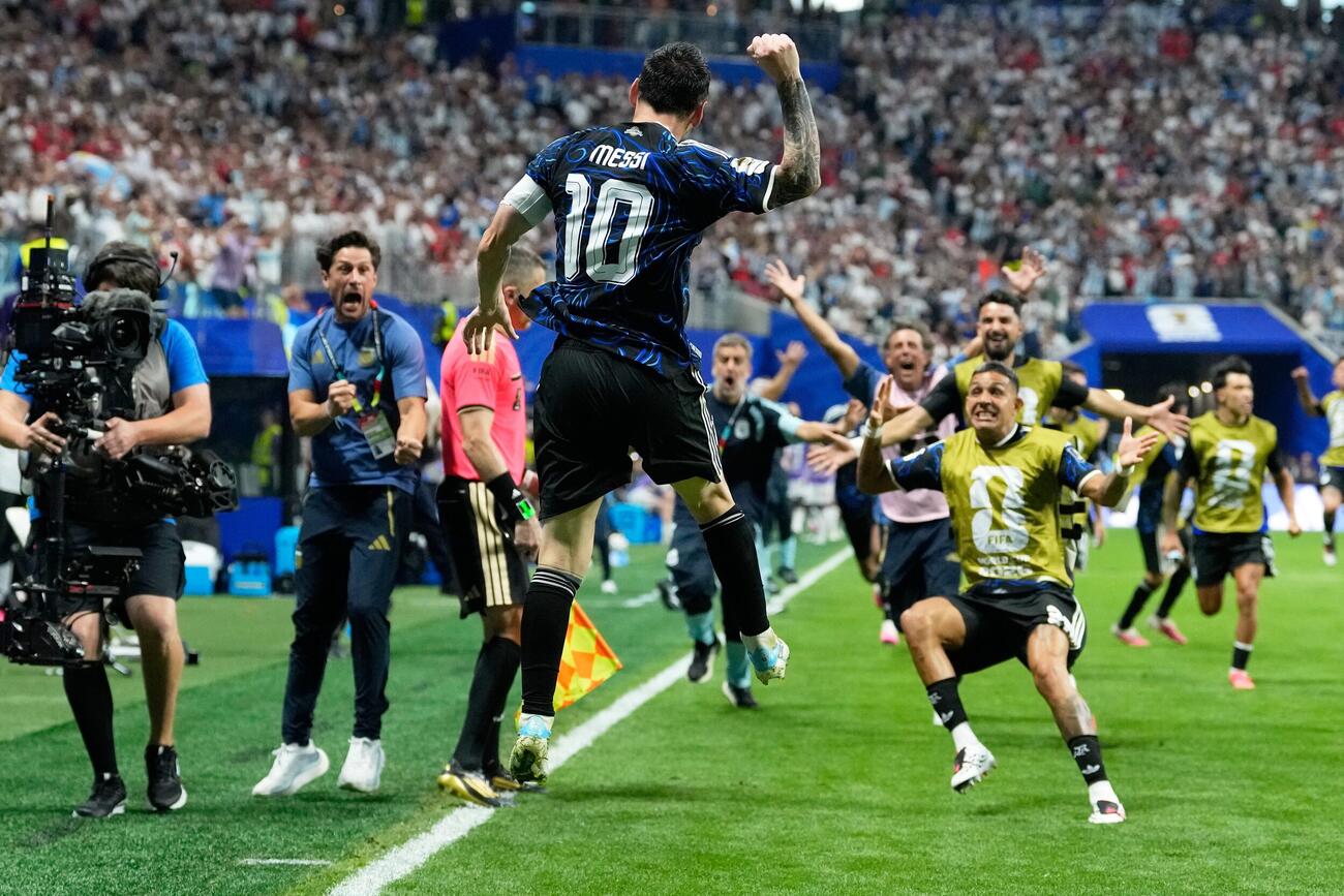 イングランド戦の後半終了間際、La・マルティネスの決勝ゴールをアシストしたアルゼンチンのメッシは大ジャンプでガッツポーズ（AP）