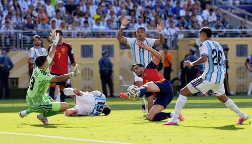 スペイン－アルゼンチン　延長前半、攻め込むスペインのメリノ（手前右から2人目）（共同）