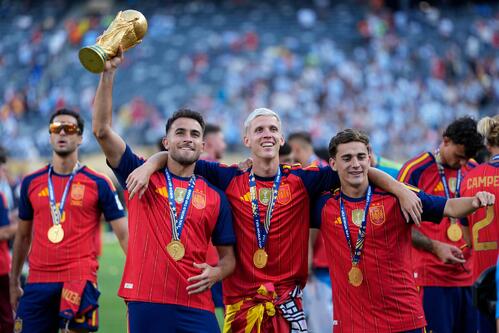 W杯優勝トロフィーを掲げるスペイン代表（AP）