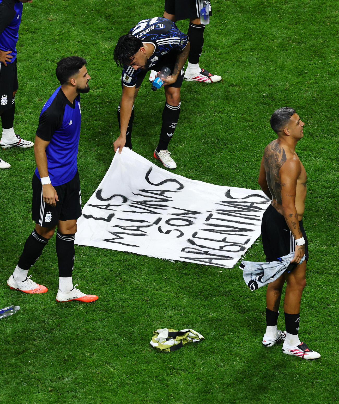 試合後、フォークランド諸島に言及したメッセージの横断幕を見つめるアルゼンチン代表ニコ・ゴンサレス（ロイター）