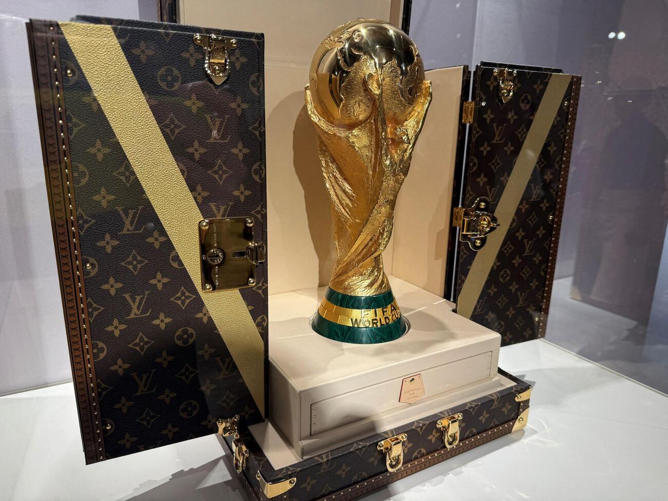 ルイ・ヴィドンのトロフィーバッグに入れられたW杯トロフィーのレプリカ（ロイター）