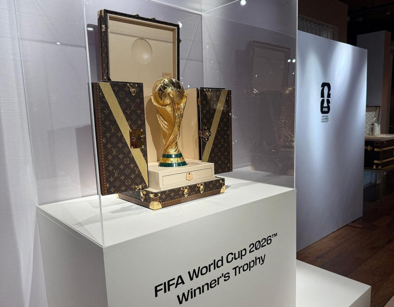 ルイ・ヴィドンのトロフィーバッグに入れられたW杯トロフィーのレプリカ（ロイター）