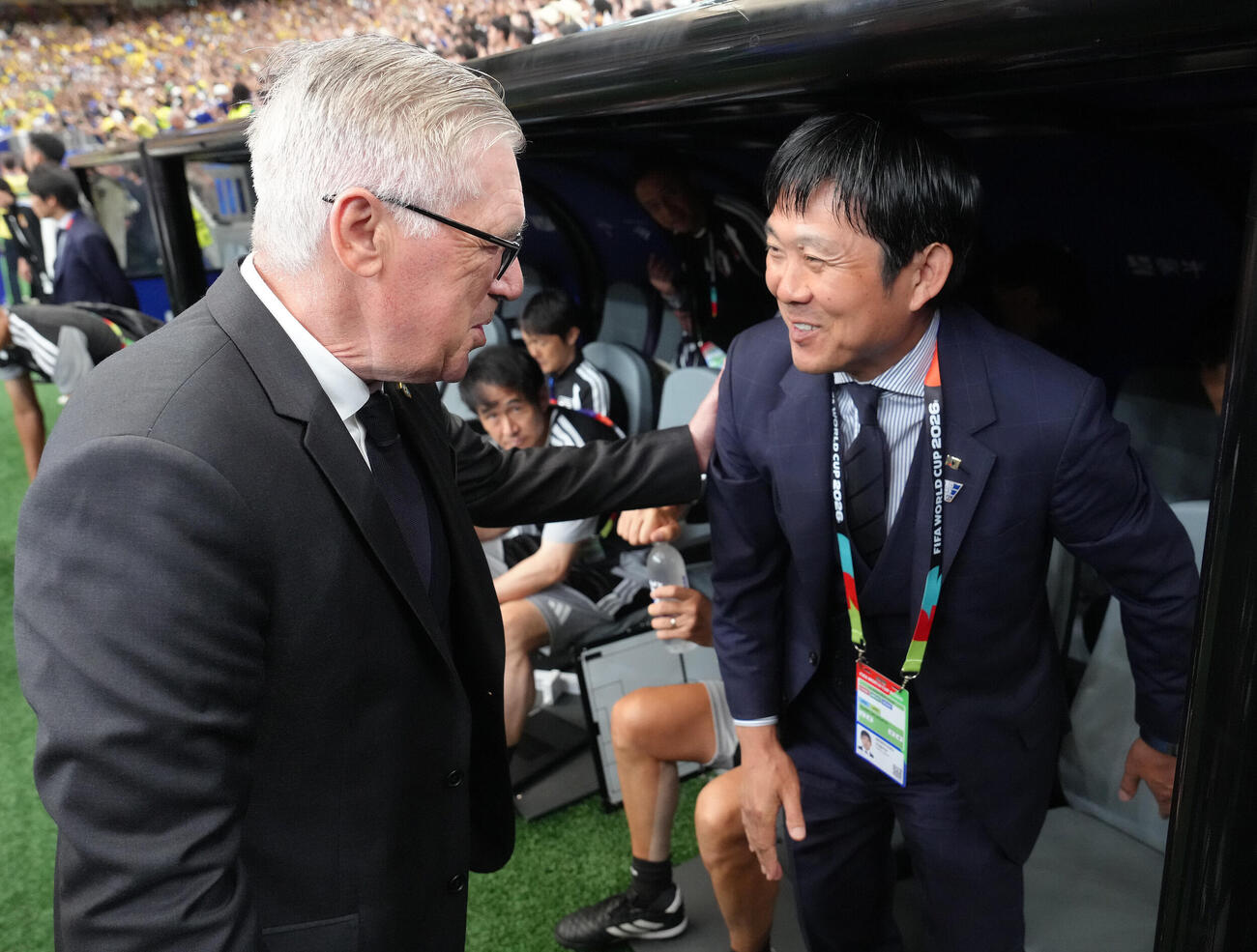 日本対ブラジル　試合前、ブラジルのカルロ・アンチェロッティ監督（左）と笑顔で会話する森保一監督（26年6月29日）