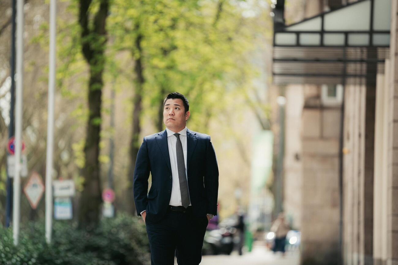 ドイツの代理人事務所「Sports360」に勤める龍後昌弥さんは初の著書「最強の代理人」（KADOKAWA）を刊行した